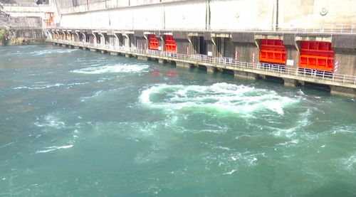 溢洪门起吊 今天,新安江水力发电厂进行汛前溢洪应急演练